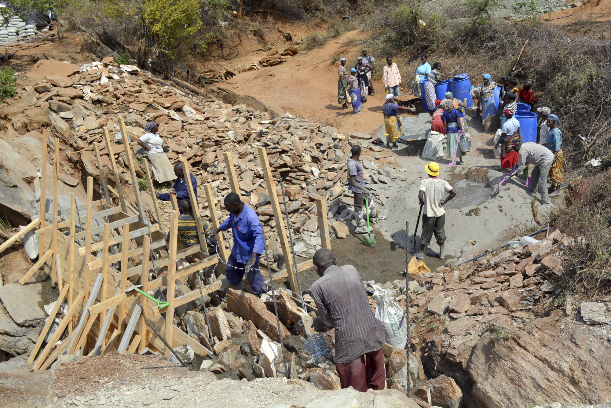 Sanddamm im Bau. Selbsthilfegruppe Ndwae Ngutwae